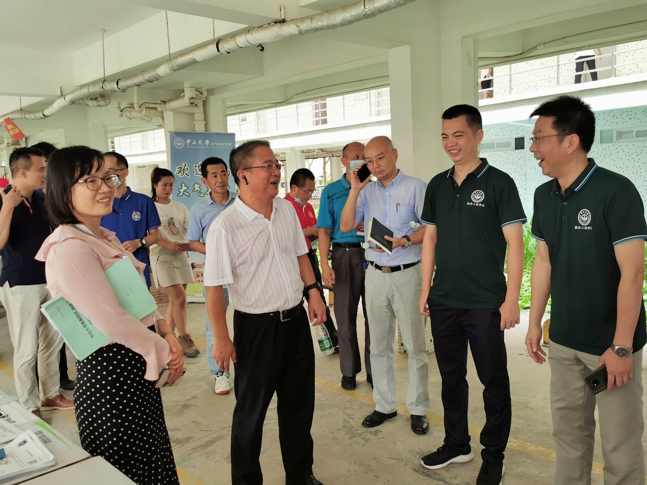 杨校长亲临现场了解迎新工作